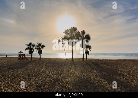 Sonnenuntergang am Strand von Chipiona in Andalusien. Stockfoto
