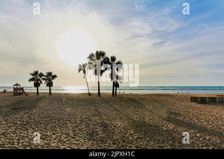 Sonnenuntergang am Strand von Chipiona in Andalusien. Stockfoto