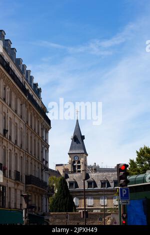 Blick auf den Glockenturm der Kirche St. Medard in Paris, Frankreich Stockfoto