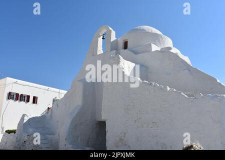 Die Weiße Kirche Panagia Paraportiani befindet sich in der Nähe von Kastro, in der Stadt Chora, auf der griechischen Insel Mykonos. Stockfoto