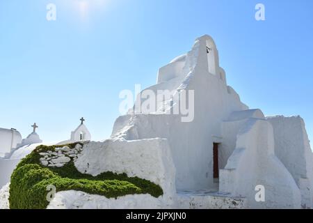 Die Weiße Kirche Panagia Paraportiani befindet sich in der Nähe von Kastro, in der Stadt Chora, auf der griechischen Insel Mykonos. Stockfoto