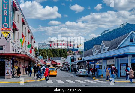 KETCHIKAN, ALASKA - 26. Mai 2022: Ketchikan ist mit 8000 Einwohnern die südlichste Stadt Alaskas. Kreuzfahrtschiffe machen über 500 Haltestellen bringi Stockfoto