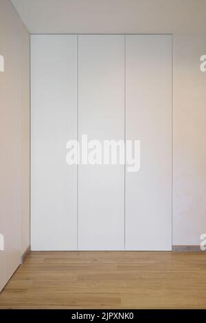 Weißer Kleiderschrank in einem modernen Flurinnenraum Stockfoto