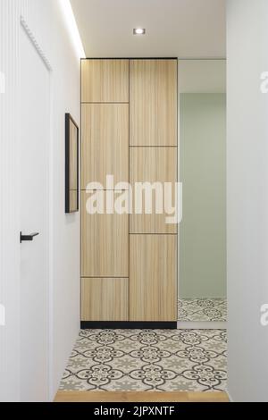 Einbauschrank aus Holz, moderne Inneneinrichtung Stockfoto