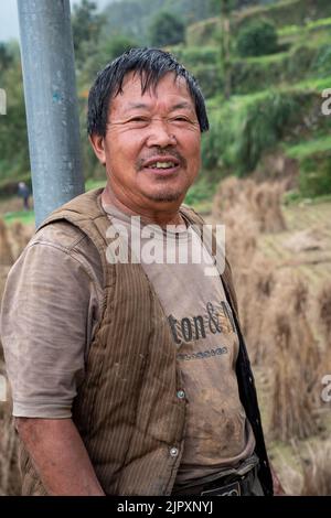 Terrassierte Reisfelder bieten eine landschaftlich reizvolle landschaftliche Schönheit in China Stockfoto