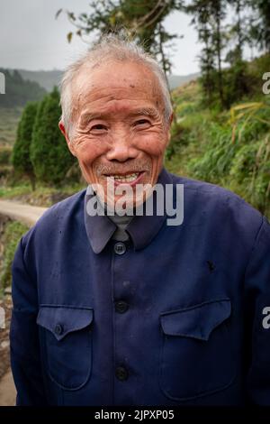 Terrassierte Reisfelder bieten eine landschaftlich reizvolle landschaftliche Schönheit in China Stockfoto