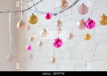 Farbige Weihnachtskugeln hängen an einem Ast Stockfoto