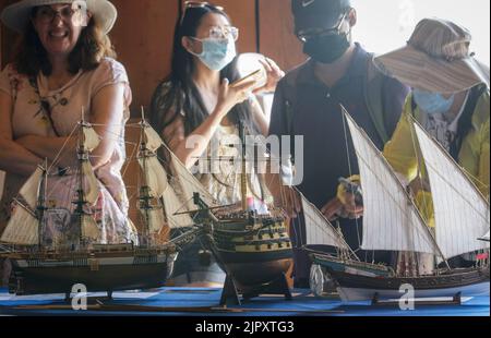 Richmond, Kanada. 20. August 2022. Beim jährlichen Richmond Maritime Festival 19. in Richmond, British Columbia, Kanada, am 20. August 2022 werden Modellschiffe betrachtet. Quelle: Liang Sen/Xinhua/Alamy Live News Stockfoto