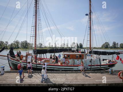 Richmond, Kanada. 20. August 2022. Während des jährlichen Richmond Maritime Festivals 19. in Richmond, British Columbia, Kanada, am 20. August 2022 besuchen Menschen ein Holzboot. Quelle: Liang Sen/Xinhua/Alamy Live News Stockfoto