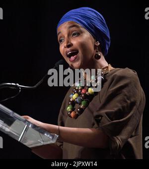 Pittsburgh, Pennsylvania, USA. 20. August 2022. Vertreter ILHAN OMAR (D-MN) spricht auf der Netroots Nation Conference 2022, die im David L. Lawrence Convention Center abgehalten wurde. Das jährliche Treffen der Netroots Nations bringt progressive Aktivisten, Politiker und Medienvertreter zu drei Tagen der Diskussion, Schulung und Planung zusammen, um die Vereinigten Staaten zu einem Land zu machen, das alle ihre Bürger schätzt.(Bildquelle: © Brian Cahn/ZUMA Press Wire) Stockfoto