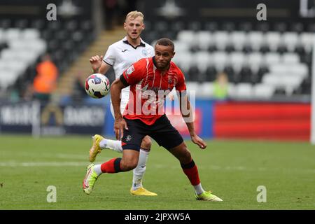 Swansea, Großbritannien. 20. August 2022. Carlton Morris aus Luton Town in Aktion. EFL Skybet Championship match, Swansea City gegen Luton Town im Swansea.com Stadium in Swansea, Wales am Samstag, 20.. August 2022. Dieses Bild darf nur für redaktionelle Zwecke verwendet werden. Nur zur redaktionellen Verwendung, Lizenz für kommerzielle Nutzung erforderlich. Keine Verwendung in Wetten, Spiele oder einem einzigen Club / Liga / Spieler Publikationen. PIC von Andrew Orchard / Andrew Orchard Sport Fotografie / Alamy Live News Kredit: Andrew Orchard Sport Fotografie / Alamy Live News Stockfoto