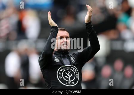 Swansea, Großbritannien. 20. August 2022. Nathan Jones, der Manager von Luton Town, feiert seinen Mannschaften-Sieg am Ende des Spiels. EFL Skybet Championship match, Swansea City gegen Luton Town im Swansea.com Stadium in Swansea, Wales am Samstag, 20.. August 2022. Dieses Bild darf nur für redaktionelle Zwecke verwendet werden. Nur zur redaktionellen Verwendung, Lizenz für kommerzielle Nutzung erforderlich. Keine Verwendung in Wetten, Spiele oder einem einzigen Club / Liga / Spieler Publikationen. PIC von Andrew Orchard / Andrew Orchard Sport Fotografie / Alamy Live News Kredit: Andrew Orchard Sport Fotografie / Alamy Live News Stockfoto