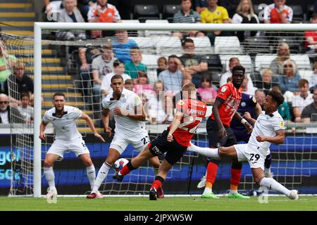 Swansea, Großbritannien. 20. August 2022. Allan Campbell aus Luton Town (c) schießt seinem Team 1. Tore. EFL Skybet Championship match, Swansea City gegen Luton Town im Swansea.com Stadium in Swansea, Wales am Samstag, 20.. August 2022. Dieses Bild darf nur für redaktionelle Zwecke verwendet werden. Nur zur redaktionellen Verwendung, Lizenz für kommerzielle Nutzung erforderlich. Keine Verwendung in Wetten, Spiele oder einem einzigen Club / Liga / Spieler Publikationen. PIC von Andrew Orchard / Andrew Orchard Sport Fotografie / Alamy Live News Kredit: Andrew Orchard Sport Fotografie / Alamy Live News Stockfoto