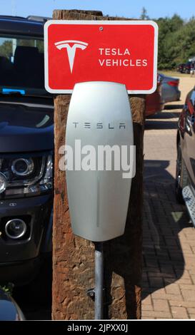 Tesla-Fahrzeuge, Ladestation, für Elektroautos, Fahrzeuge, Norfolk, England Stockfoto