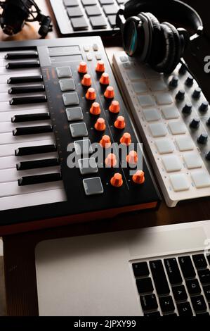 Professionelle Musikausrüstung - Midi Keyboard. Audio-Tool, Podcast, Anordnung. Aufnahmestudio, Musikstudio, Radio. Neue elektronische Geräte, Mod Stockfoto