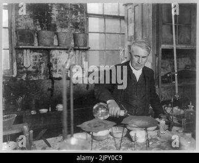 Thomas Alva Edison, 1847-1931, Brustbild, in chemischen Labors Stockfoto