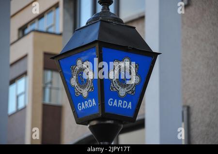 Ein Lampenschild vor dem Bahnhof Garda, Cork City. Irland Stockfoto