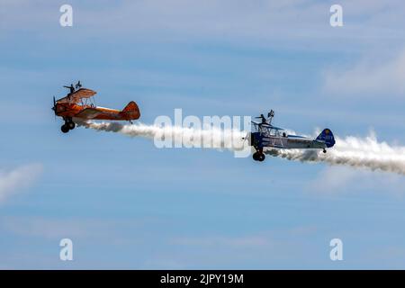 Eastbourne, East Sussex, Großbritannien... 20. August 2022. Mit den Aerosuperbatics Wingwalkers auf der jährlichen Eastbourne Airshow vom Strand in Eastbourne aus gesehen. 20.. August 2022. Kredit David Smith/Alamy Live Nachrichten Kredit: David Smith/Alamy Live Nachrichten Stockfoto