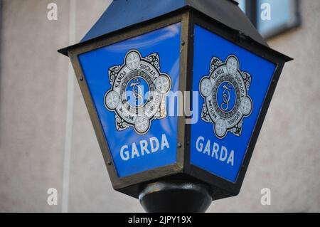 Ein Lampenschild vor dem Bahnhof Garda, Cork City. Irland Stockfoto