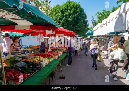 Eine Straße mit Obst und Blumen Märkte in der Innenstadt von Lyon, Frankreich Stockfoto