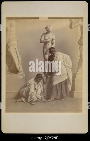 Thomas Eakins (Amerikaner - (zwei männliche Schüler in griechischem Kostüm vor einem Gipsabguss von Aphrodite im Besetzerraum des Stifts... Stockfoto