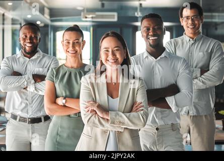 Porträt des Teams, posiert im Büro in einer Geschäftsbesprechung und lächelt. Professionelle ceo, Management und Mitarbeiter zeigen gute Teamarbeit mit Stockfoto