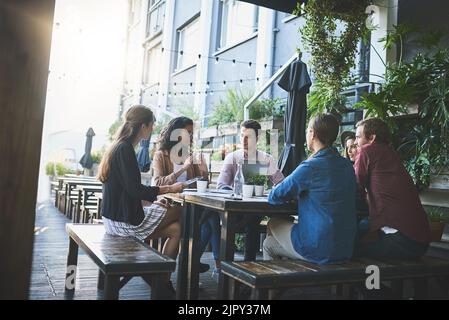 Geschäfte mit frischer Luft. Eine Gruppe von Designern, die sich in einem Café treffen. Stockfoto