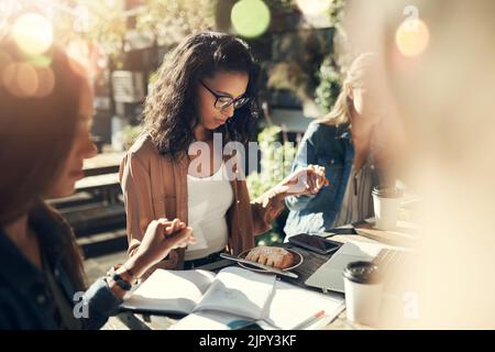 Dankbar für das, was sie haben. Eine Gruppe kreativer Mitarbeiter hält sich die Hände und betet vor dem Frühstück im Freien. Stockfoto