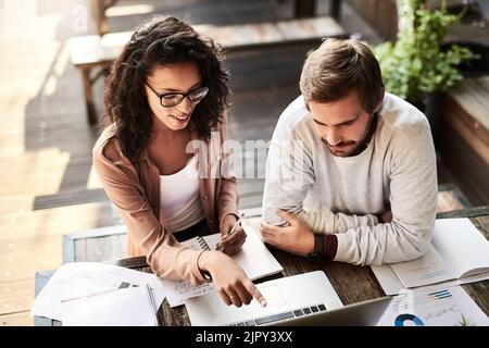 Dieser Plan wird sicher am besten für uns funktionieren. Zwei Designer treffen sich in einem Café. Stockfoto