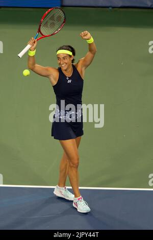 Mason, Ohio, USA. 19. August 2022. Caroline Garcia feiert den Sieg über Jessica Pegula während des Western und Southern Open Tennisturniers. (Bild: © Wally Nell/ZUMA Press Wire) Stockfoto