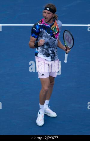 Mason, Ohio, USA. 19. August 2022. Stefanos Tsitsipas feiert den Sieg gegen John Isner während des Western und Southern Open Tennisturniers. (Bild: © Wally Nell/ZUMA Press Wire) Stockfoto