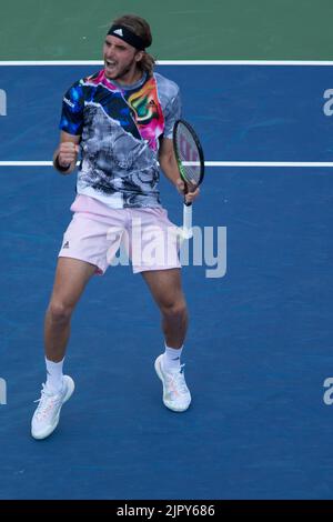 Mason, Ohio, USA. 19. August 2022. Stefanos Tsitsipas feiert den Sieg gegen John Isner während des Western und Southern Open Tennisturniers. (Bild: © Wally Nell/ZUMA Press Wire) Stockfoto