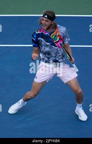 Mason, Ohio, USA. 19. August 2022. Stefanos Tsitsipas feiert den Sieg gegen John Isner während des Western und Southern Open Tennisturniers. (Bild: © Wally Nell/ZUMA Press Wire) Stockfoto