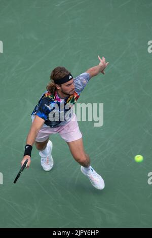 Mason, Ohio, USA. 19. August 2022. Stefanos Tsitsipas feiert den Sieg gegen John Isner während des Western und Southern Open Tennisturniers. (Bild: © Wally Nell/ZUMA Press Wire) Stockfoto