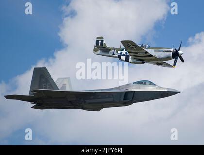 Chicago, Illinois, USA. 19. August 2022: Chicago, Illinois, USA - der P-51 Mustang und F-22 Raptor Heritage Flight treten während des Trainings für die Chicago Air and Water Show 2022 in Chicago, IL, auf. Quelle: Cal Sport Media/Alamy Live News Stockfoto