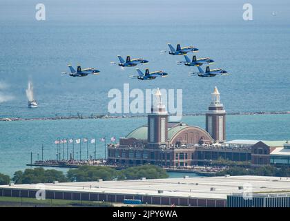 Chicago, Illinois, USA. 19. August 2022: Chicago, Illinois, USA - Mitglieder der U.S. Navy Blue Angels treten während des Trainings für die Chicago Air and Water Show 2022 in Chicago, IL, auf. Quelle: Cal Sport Media/Alamy Live News Stockfoto