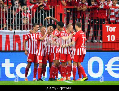 Berlin, Deutschland. 20. August 2022. Die Spieler der Union Berlin feiern das Tor beim Bundesliga-Fußballspiel der ersten Liga zwischen dem FC Union Berlin und RB Leipzig am 20. August 2022 in Berlin. Quelle: Ren Pengfei/Xinhua/Alamy Live News Stockfoto