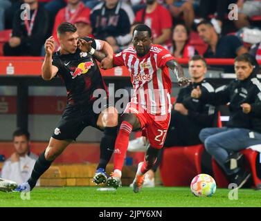 Berlin, Deutschland. 20. August 2022. Sheraldo Becker (R) von der Union Berlin steht mit Willi Orban aus Leipzig während des Bundesliga-Fußballspiels der ersten Liga zwischen dem FC Union Berlin und RB Leipzig am 20. August 2022 in Berlin auf. Quelle: Ren Pengfei/Xinhua/Alamy Live News Stockfoto