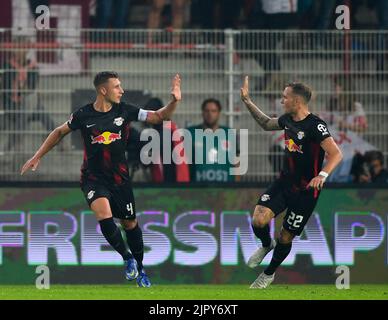 Berlin, Deutschland. 20. August 2022. Willi Orban (L) aus Leipzig feiert mit seinem Teamkollegen David Raum beim Bundesliga-Fußballspiel der ersten Liga zwischen dem FC Union Berlin und RB Leipzig am 20. August 2022 in Berlin einen Torreigen. Quelle: Ren Pengfei/Xinhua/Alamy Live News Stockfoto