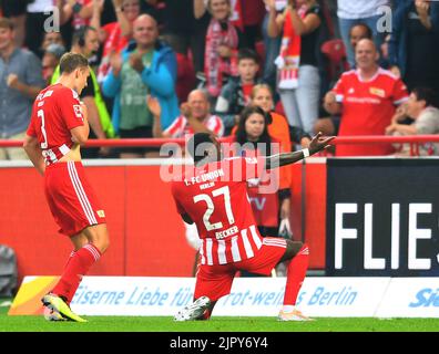 Berlin, Deutschland. 20. August 2022. Sheraldo Becker (R) von der Union Berlin feiert Torschütze beim Bundesliga-Fußballspiel der ersten deutschen Liga zwischen dem FC Union Berlin und RB Leipzig am 20. August 2022 in Berlin. Quelle: Ren Pengfei/Xinhua/Alamy Live News Stockfoto