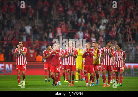 Berlin, Deutschland. 20. August 2022. Die Spieler der Union Berlin begrüßen die Zuschauer nach dem Bundesliga-Fußballspiel der ersten Liga zwischen dem FC Union Berlin und RB Leipzig am 20. August 2022 in Berlin. Quelle: Ren Pengfei/Xinhua/Alamy Live News Stockfoto