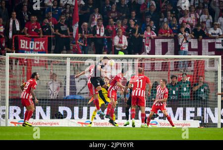 Berlin, Deutschland. 20. August 2022. Willi Orban (Spitze) aus Leipzig schied beim Bundesliga-Fußballspiel der 1. Liga zwischen dem FC Union Berlin und RB Leipzig am 20. August 2022 in Berlin aus. Quelle: Ren Pengfei/Xinhua/Alamy Live News Stockfoto