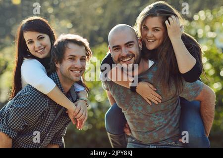 Wir haben so viel Spaß. Zwei glückliche Paare auf einem Doppeltermin. Stockfoto