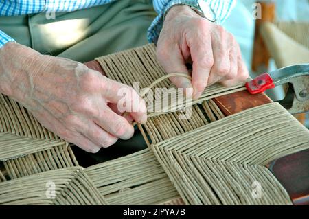 Handarbeit bei einer Kunsthandwerksmesse, die Kunsthandwerk und Weben zum Verkauf anbietet Stockfoto