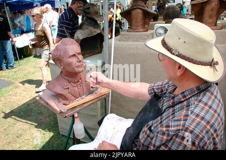 Hände arbeiten auf einer Herstellung von Handwerk und Kunst und Kunsthandwerk Stockfoto