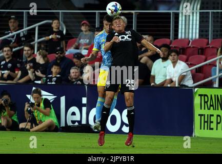 WASHINGTON, DC, USA - 20. AUGUST 2022: Der Mittelfeldspieler Jackson Hopkins (25) von D.C. United schlägt den Verteidiger der Philadelphia Union Kai Wagner (24 Punkte) während eines MLS-Spiels zwischen D.C United und der Philadelphia Union am 20. August 2022 im Audi Field in Washington, DC. (Foto von Tony Quinn-Alamy Live News) Stockfoto