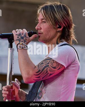 NEW YORK, NY, USA - 30. JUNI 2022: Keith Urban tritt auf der "Today" Show Concert Series von NBC auf der Rockefeller Plaza auf. Stockfoto