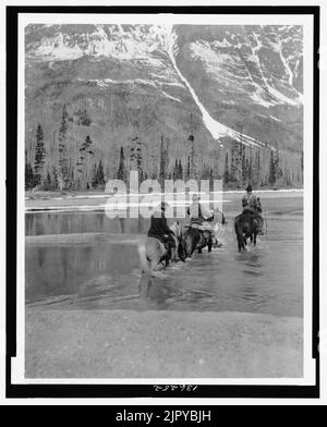 Drei Teilnehmer auf dem Pferd über den Columbia River in Washington. Stockfoto