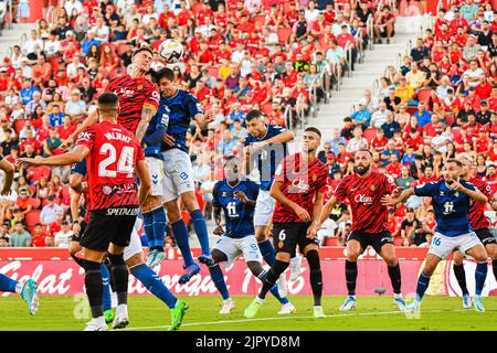 MALLORCA, SPANIEN - 20. AUGUST: Antonio Raillo von RCD Mallorca und Edgar Gonzalez von Real Betis im Spiel zwischen RCD Mallorca und Real Betis von La Liga Santander am 20. August 2022 im Visit Mallorca Stadium Son Moix in Mallorca, Spanien. (Foto von Samuel Carreño/PxImages) Stockfoto