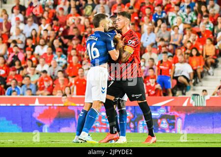 MALLORCA, SPANIEN - 20. AUGUST: Antonio Raillo von RCD Mallorca und der deutsche Pezzella von Real Betis im Spiel zwischen RCD Mallorca und Real Betis von La Liga Santander am 20. August 2022 im Visit Mallorca Stadium Son Moix in Mallorca, Spanien. (Foto von Samuel Carreño/PxImages) Stockfoto